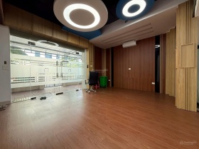ổng hợp văn phòng cho thuê giá rẻ quận Ba Đình, Hà Nội.  1. Tòa nhà phố Đội Cấn gần Lăng Bác. - Diện tích sử dụng: 280m² net. - Giá thuê: 55 triệu/tháng. - Mặt tiền rộng: 10m. Tiện ích: - Điều hòa. - Hệ thống PCCC. - Tầng hầm để xe. - Thang máy. Phù hợp: 